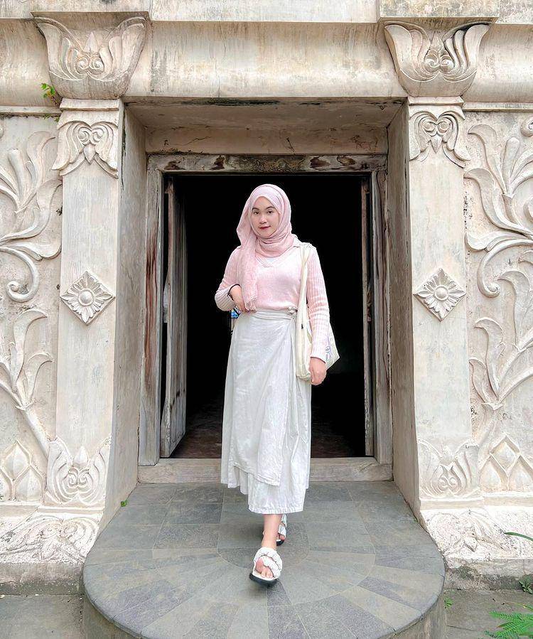 potret Bellatrix Firstqila memakai rok (instagram.com/itsbellefirst)