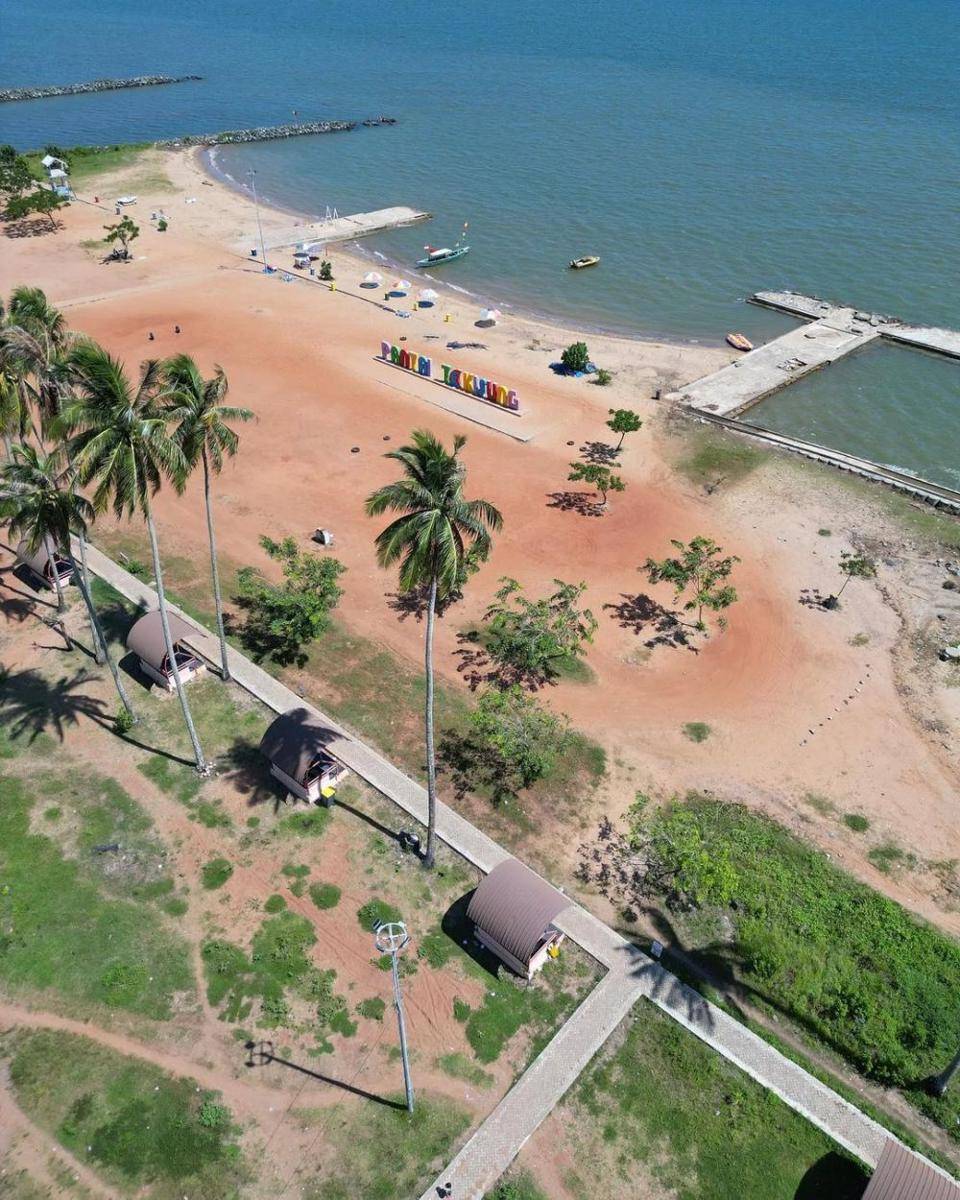 Pantai Takisung, Tanah Laut, Kalimantan Selatan (instagram.com/bakulrumbis_fpv)