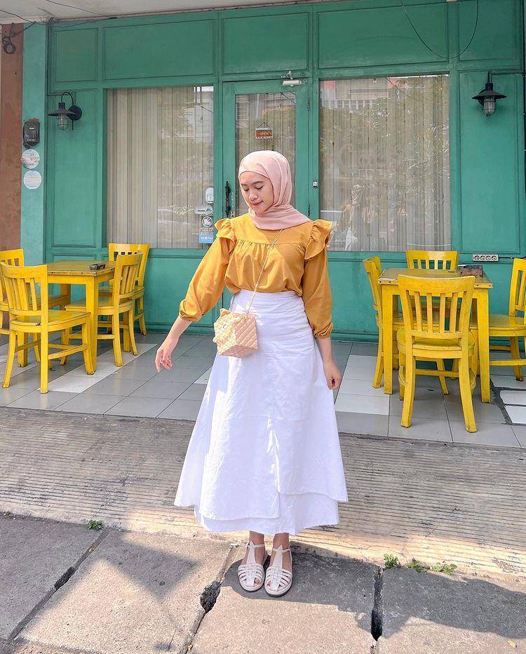 potret Bellatrix Firstqila memakai rok (instagram.com/itsbellefirst)