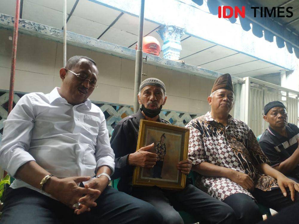 Armuji bersama Kartolo saat melayat di rumah Sapari. (IDN Times/Khusnul Hasana)