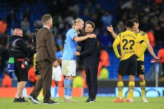 Erling Haaland menghampiri mantan timnya, Dortmund setelah laga. (UEFA.com)