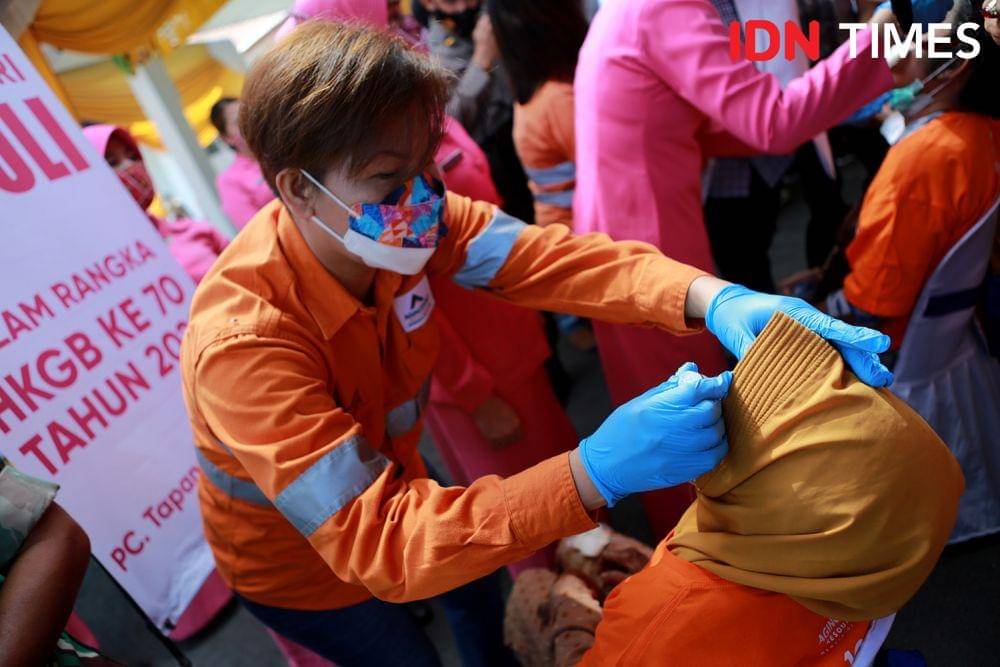 Senior Manager Corporate Communications PTAR, Katarina Siburian Hardono meneteskan obat pada mata pasien operasi katarak di RS Bhayangkara Batangtoru, Tapsel, Kamis (15/9/2022) (IDN Times/Arifin Al Alamudi)