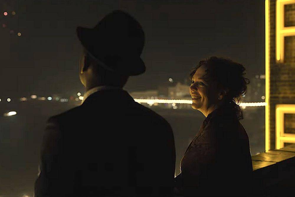 Olivia Colman dan Micheal Ward dalam film Empire of Light (dok. Neal Street Productions/Empire of Light)