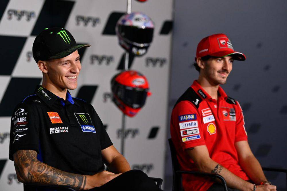 Fanio Quartararo dan Francesco Bagnaia saat konferensi pers GP San Marino 2022 (motogp.com)