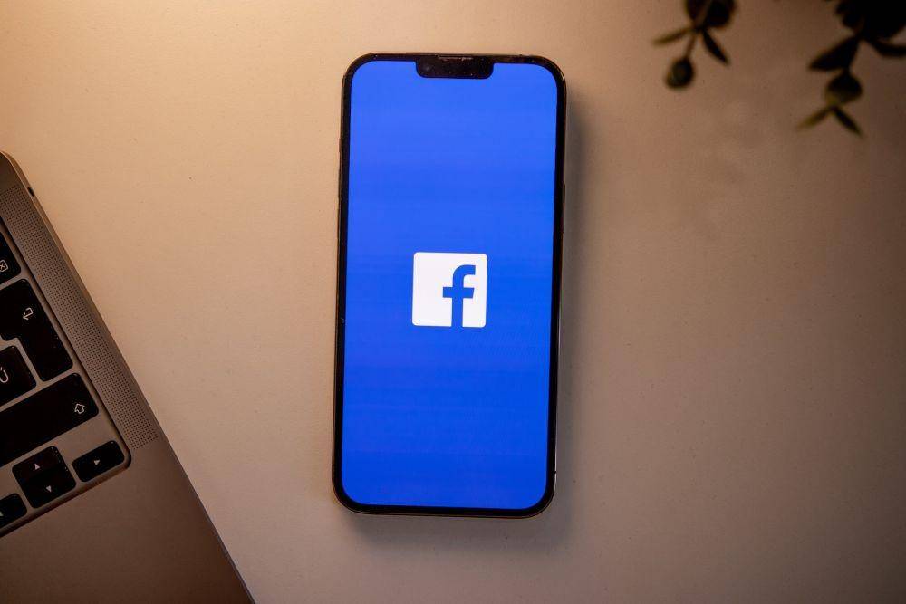 ilustrasi media sosial Facebook, bagian dari Meta Platforms (unsplash.com/dlxmedia.hu)