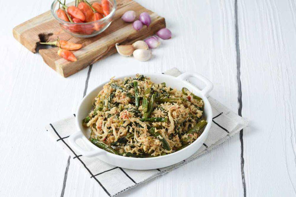sayur urap (freepik.com/Edgunn)
