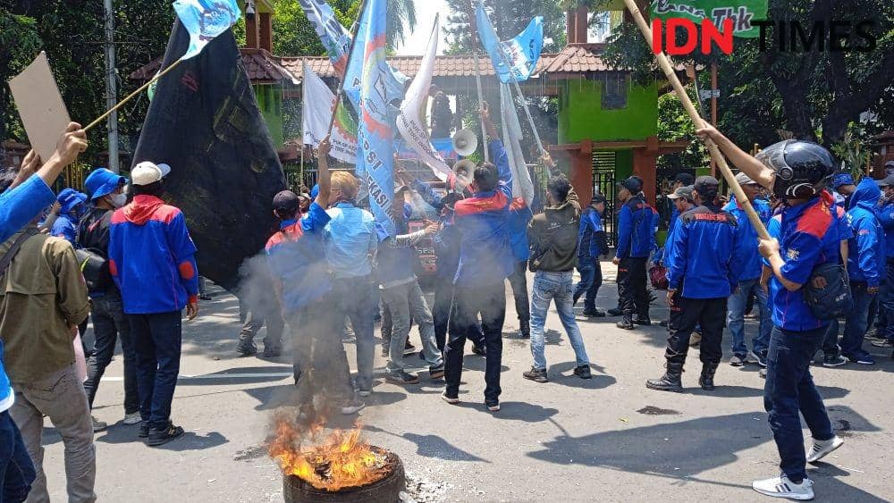 Ratusan buruh gelar demonstrasi di depan Kantor Pemkot Bekasi, Kamis (15/9/2022). (IDN Times/Imam Faishal) 