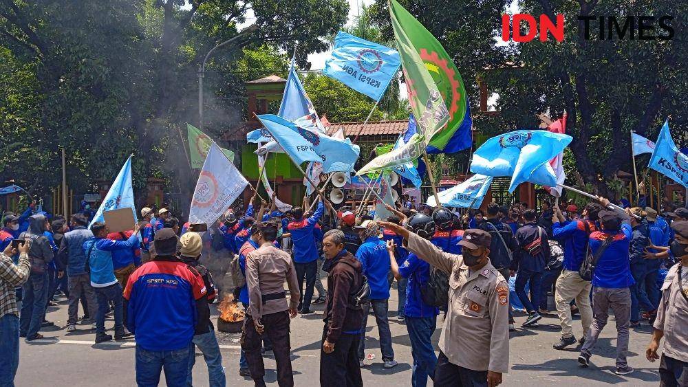 Ratusan buruh gelar demonstrasi di depan Kantor Pemkot Bekasi, Kamis (15/9/2022). (IDN Times/Imam Faishal) 