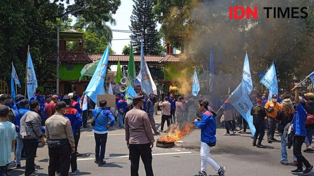 Ratusan buruh gelar demonstrasi di depan Kantor Pemkot Bekasi, Kamis (15/9/2022). (IDN Times/Imam Faishal) 
