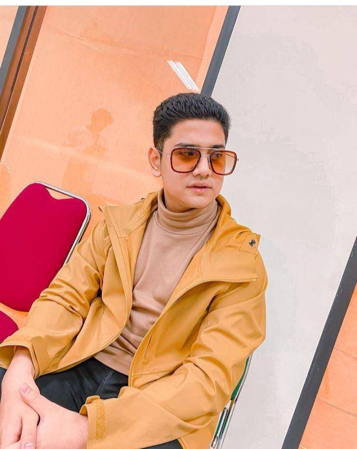 Padu padan celana chino Syakir Daulay (instagram.com/Syakir Daulay)