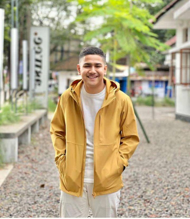 Padu padan celana chino Syakir Daulay (instagram.com/Syakir Daulay)