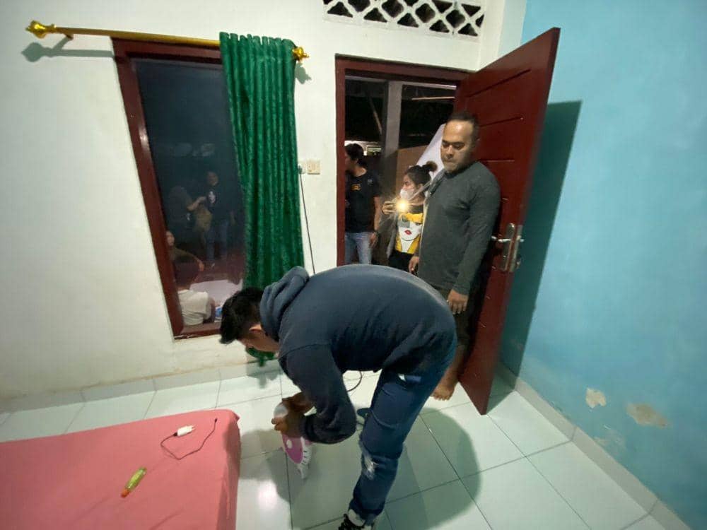 Polisi saat melakukan penggeledahan. (dok. Polresta Mataram)