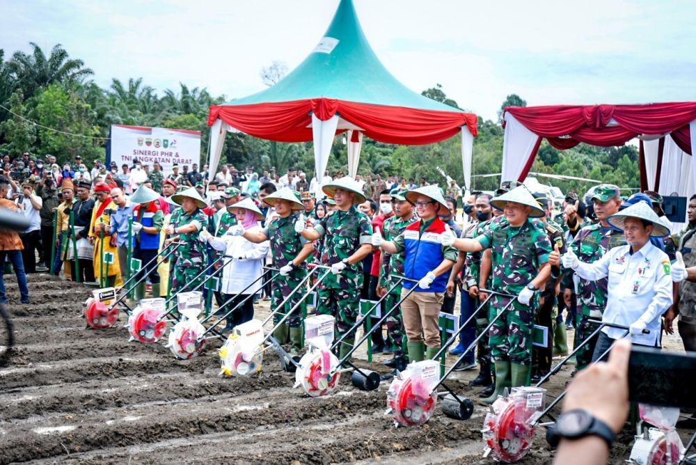 Dukung Ketahanan Pangan, Pertamina Hulu Rokan Kerja Sama dengan TNI AD