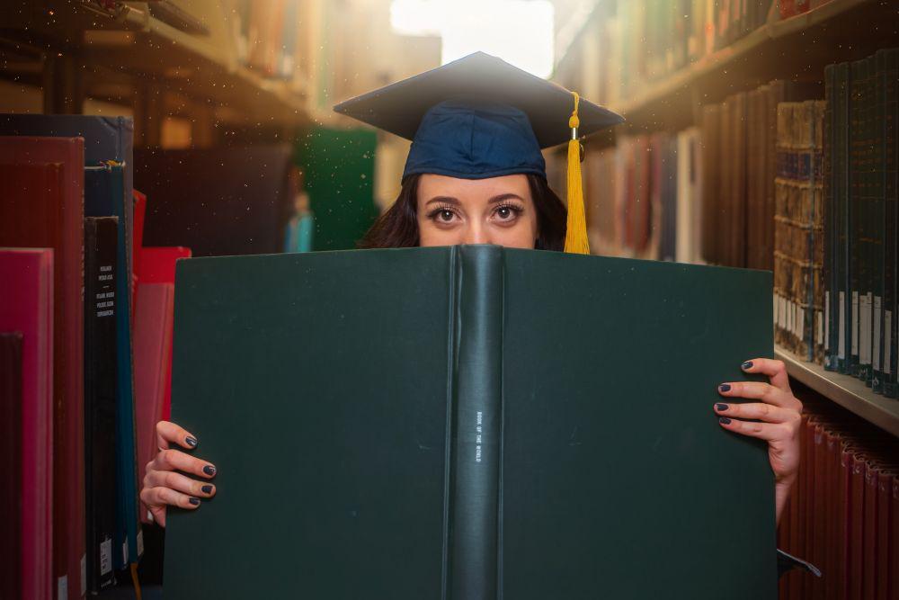 Ilustrasi sarjana (unsplash.com/Jasmine Coro)