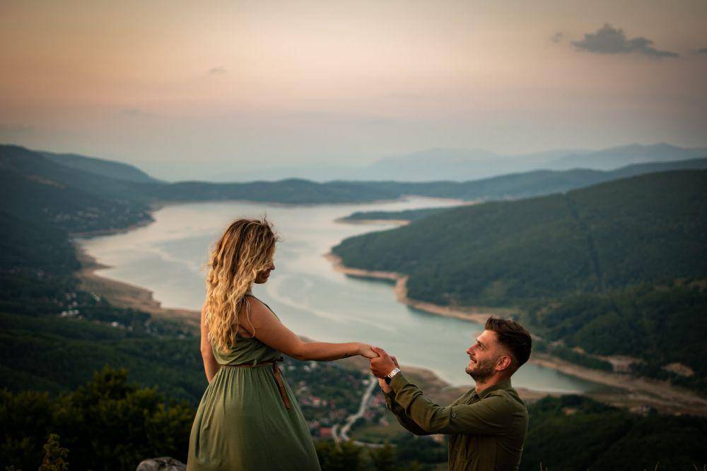 Ilustrasi menyatakan cinta (Unsplash.com/Nikola Mihajloski)