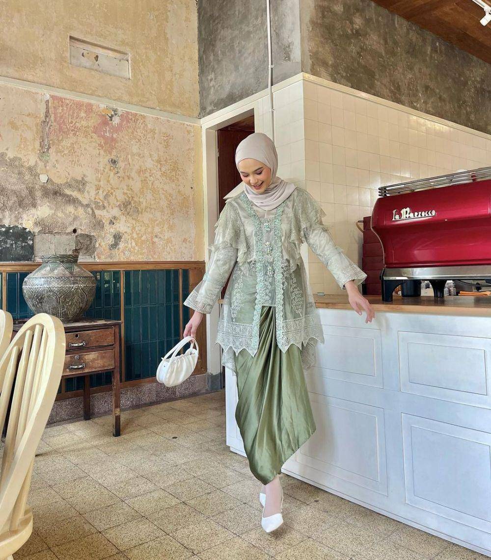 kebaya modern (instagram.com/aderara27)