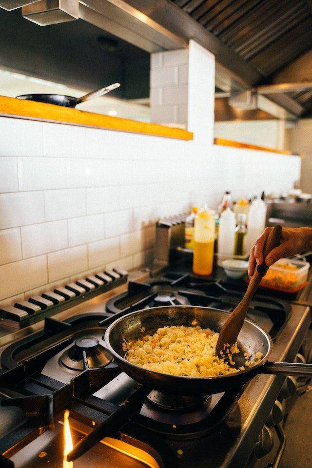 ilustrasi memasak nasi goreng kembuli (pexels.com/Anna Tarazevich)
