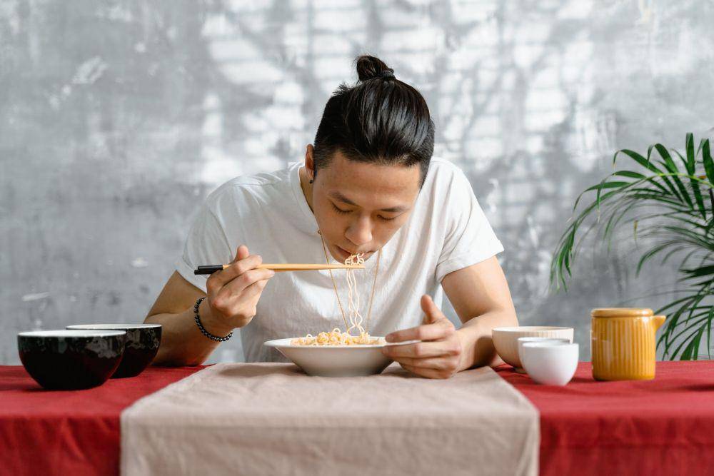 ilustrasi makan mie instan (Pexels.com/ MART PRODUCTION)