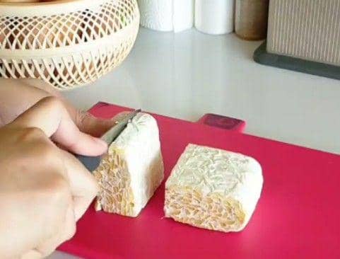 ilustrasi memotong tempe (instagram.com/dewie_kitchen)