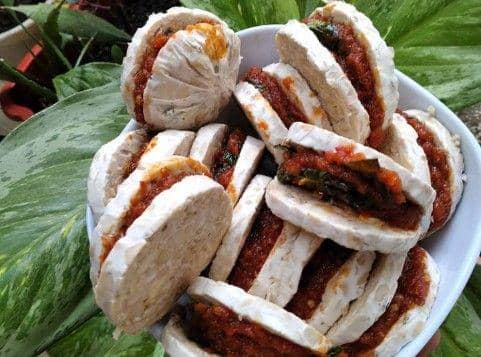 ilustrasi menambahkan bahan isi pada tempe (instagram.com/tri3damayanti)