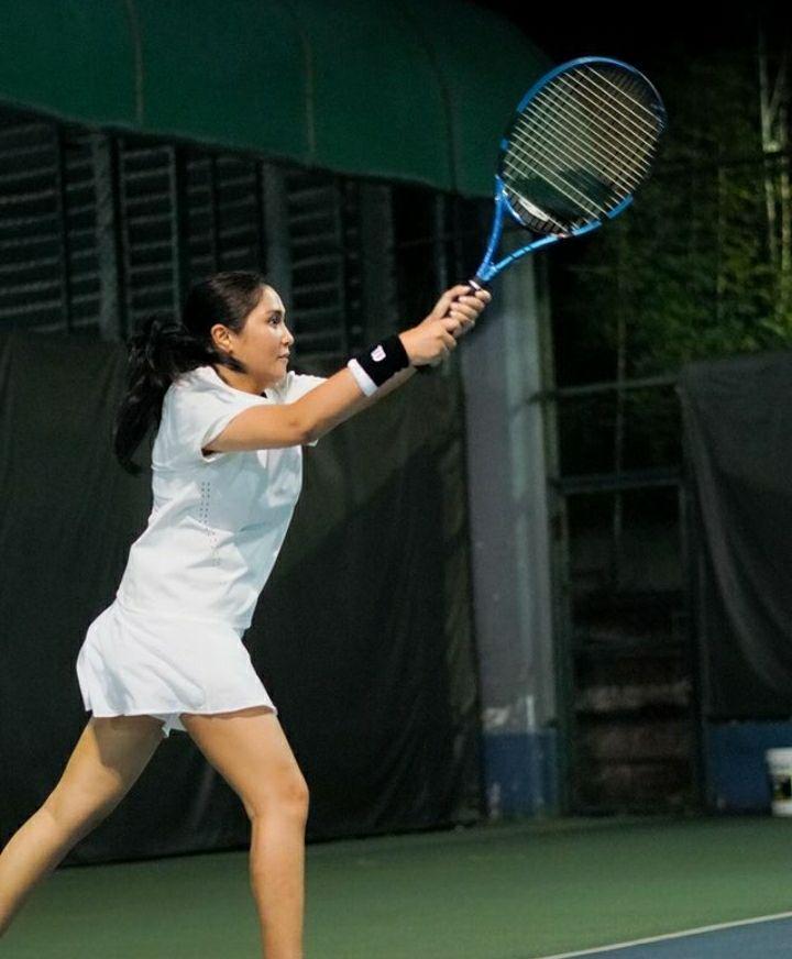 Potret Caca Tengker saat bermain tenis (Instagram.com/cacatengker)