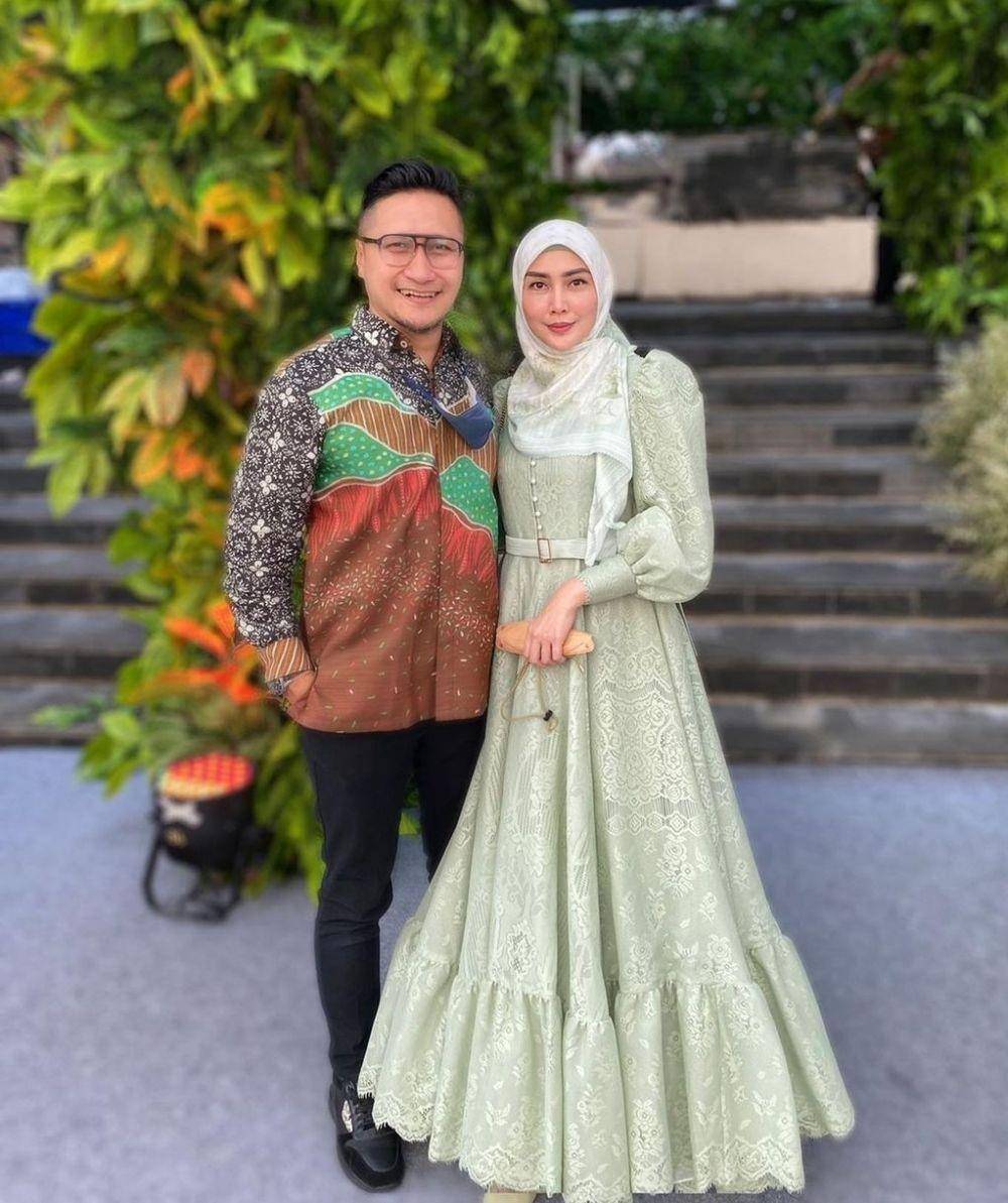 OOTD kondangan couple Fenita Arie (instagram.com/fenitarie)