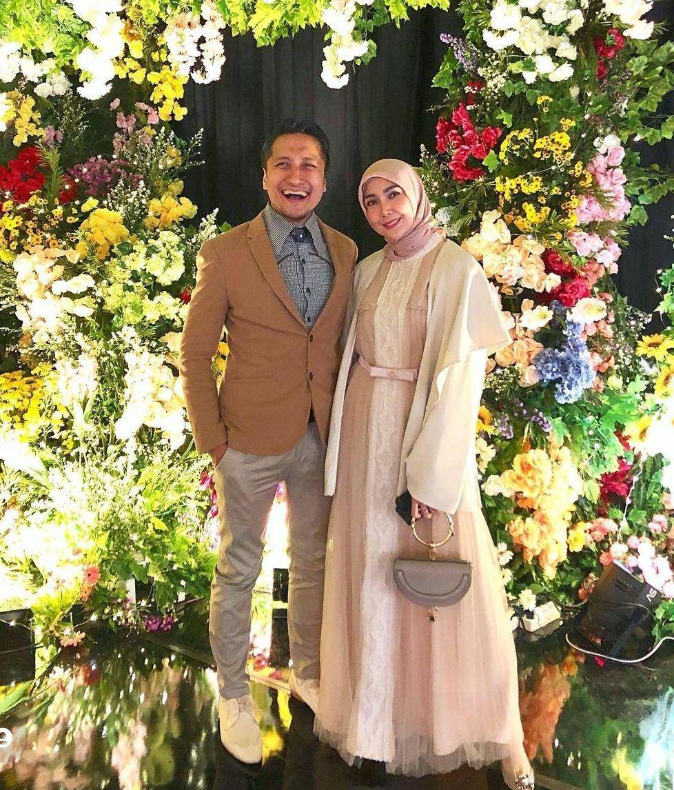 OOTD kondangan couple Fenita Arie (instagram.com/fenitarie)
