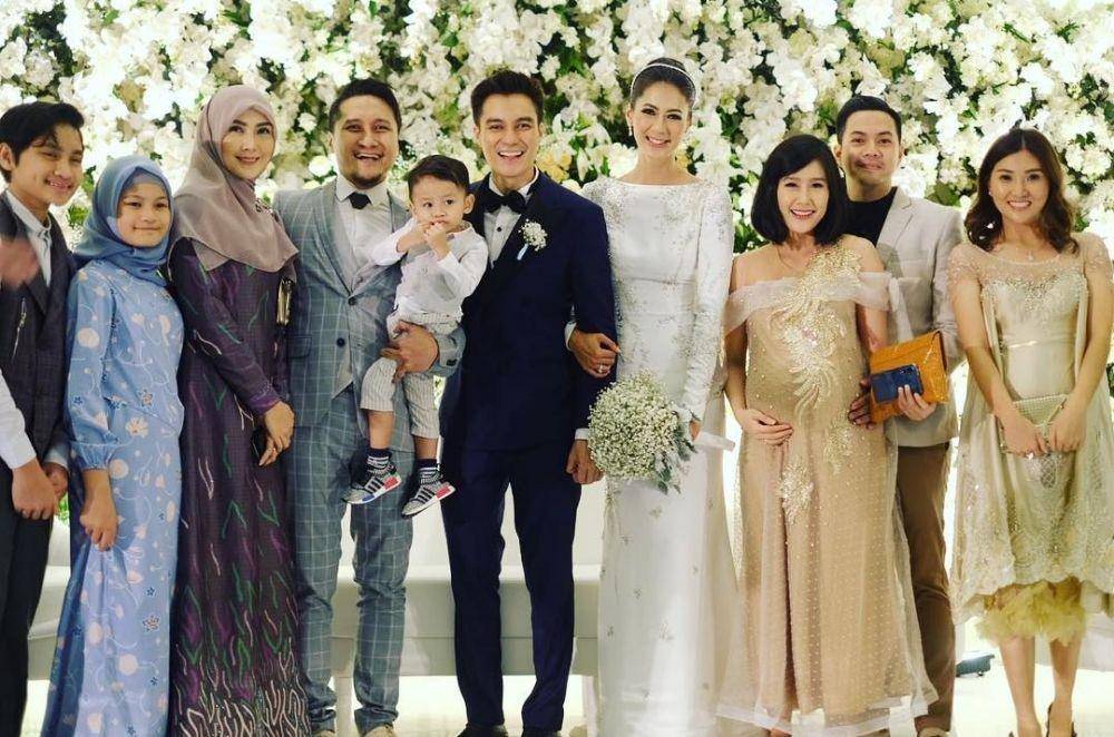 OOTD kondangan couple Fenita Arie (instagram.com/fenitarie)