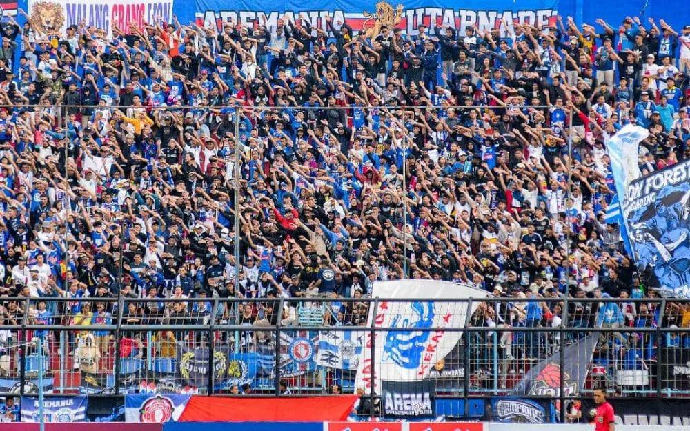 Aremania saat memberi dukungan di stadion. instagram.com/malangfootballfans