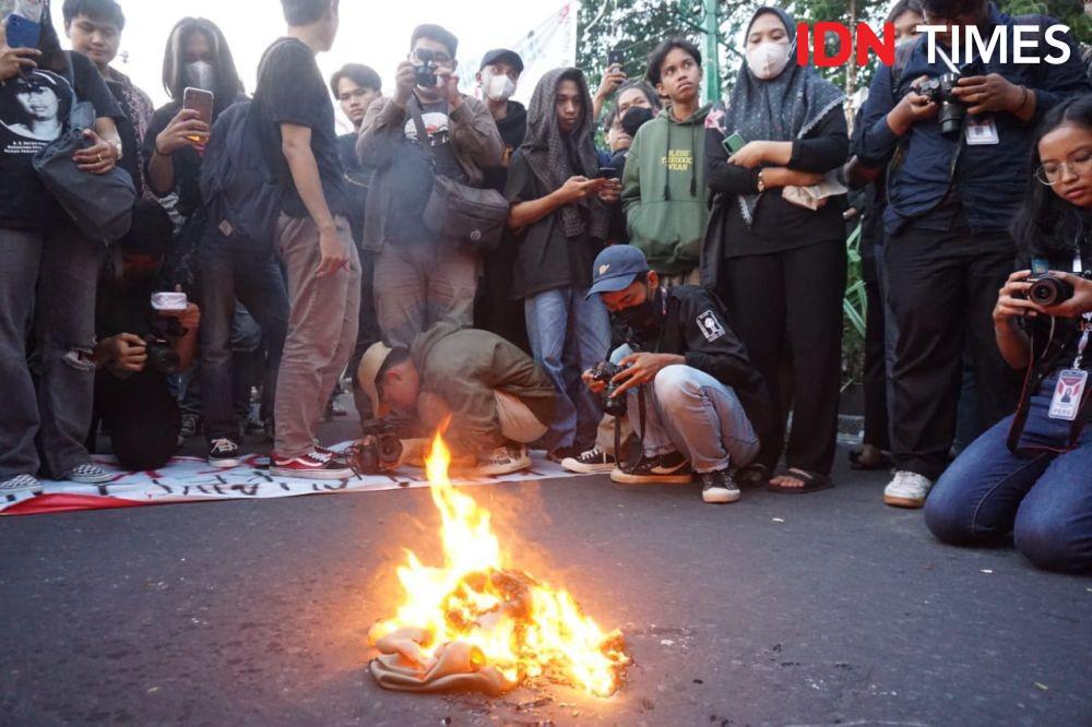 Aksi Demo ARAK Diwarnai Pembakaran Jas Almamater UGM