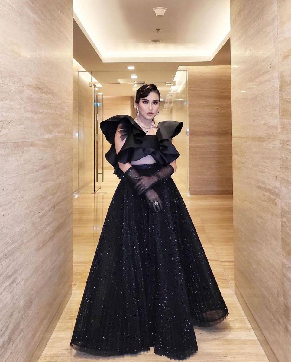 OOTD atasan crop top dan skirt ball ala Ayu Ting Ting (instagram.com/ayutingting92)