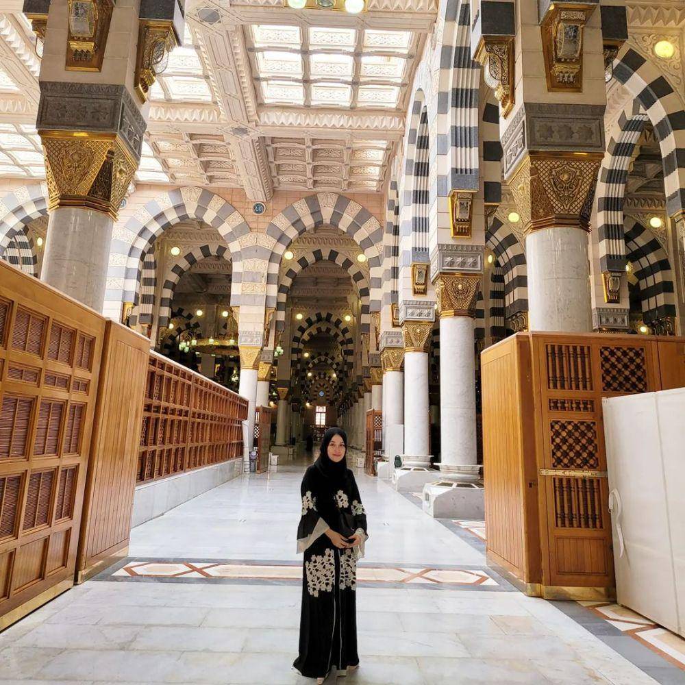 OOTD gamis abaya hitam ala Ayu Ting Ting (instagram.com/ayutingting92)
