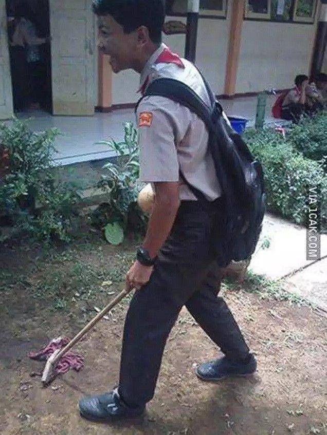 cowok disuruh bersih-bersih (1cak.com)