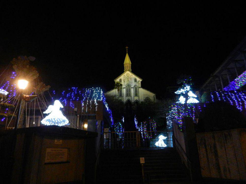 potret artistik Gereja Oura pada suatu malam (Michael Crossroad,CC BY-SA 3.0, via Wikimedia Commons)