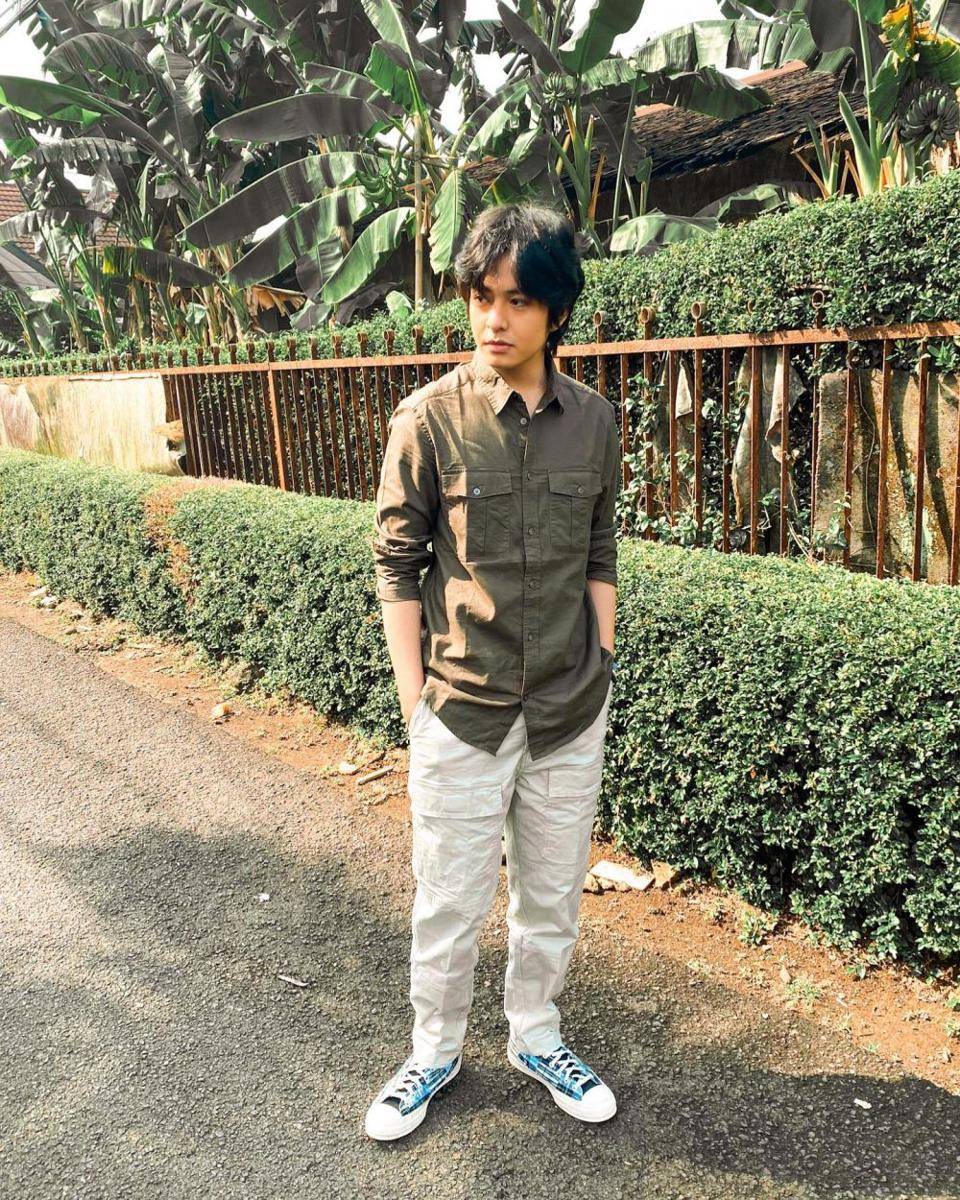 outfit ke kampus ala Angga Yunanda (instagram.com/anggayunandareal16)