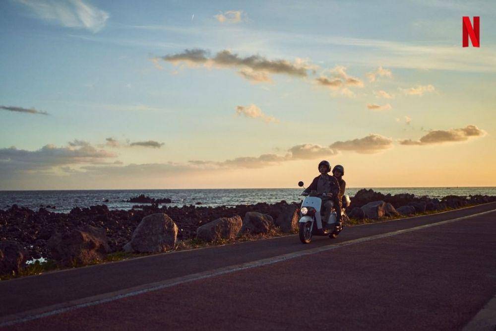 Park Tae Goo dan Jae Yeon sedang naik motor di Pulau Jeju dalam adegan film Night in Paradise (instagram.com/netflixkr)