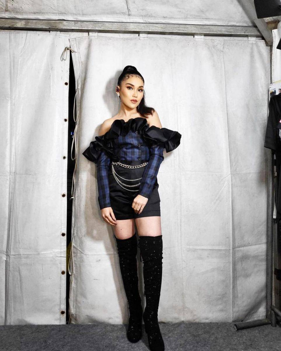 OOTD mini coat motif square ala Ayu Ting Ting (instagram.com/ayutingting92)
