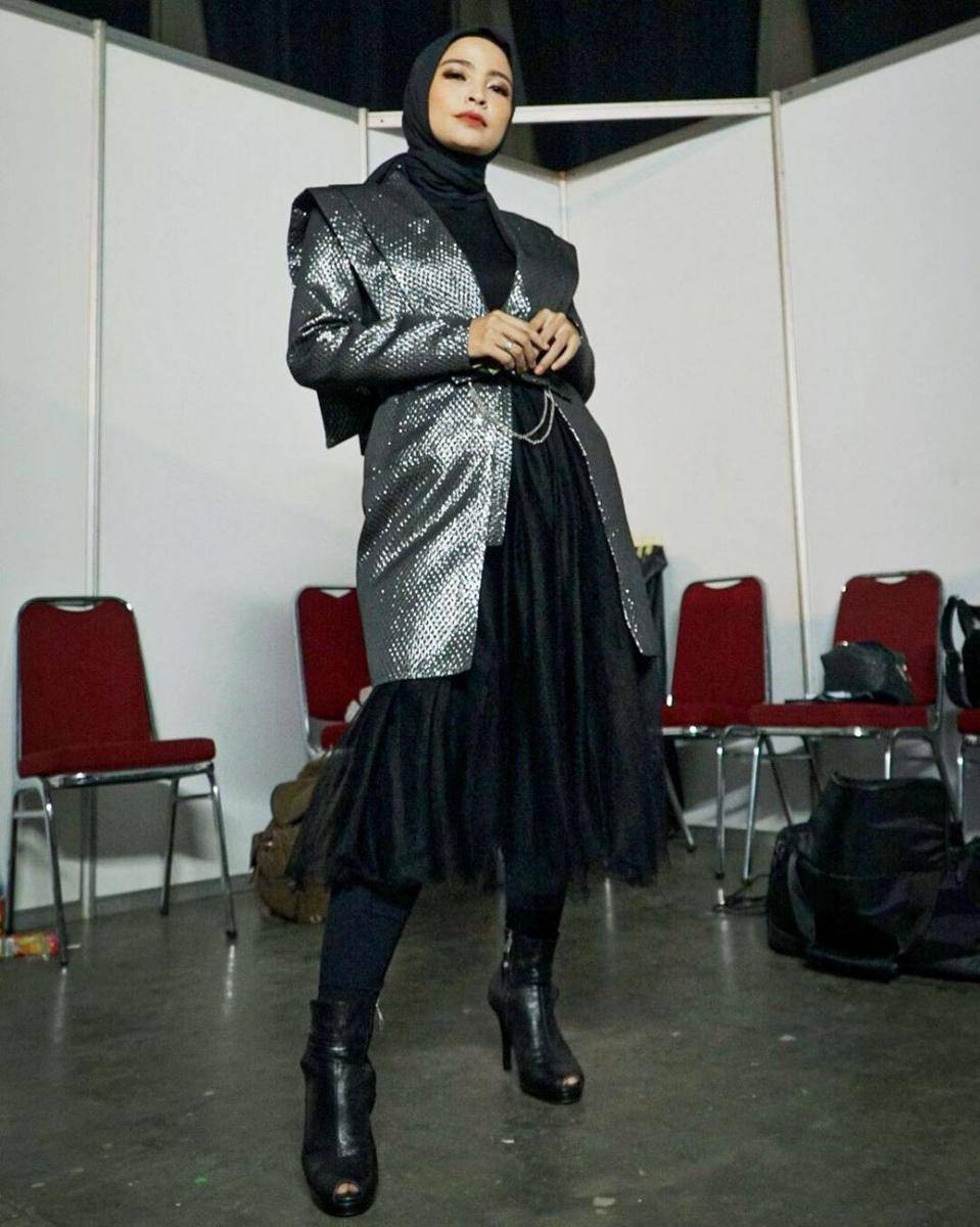 Outfit hitam ala Tantri Kotak (instagram.com/tantrisyalindri)