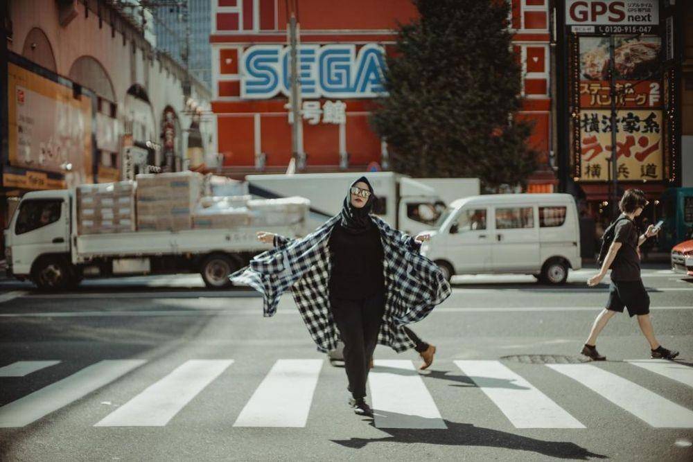 Outfit hitam ala Tantri Kotak (instagram.com/tantrisyalindri)