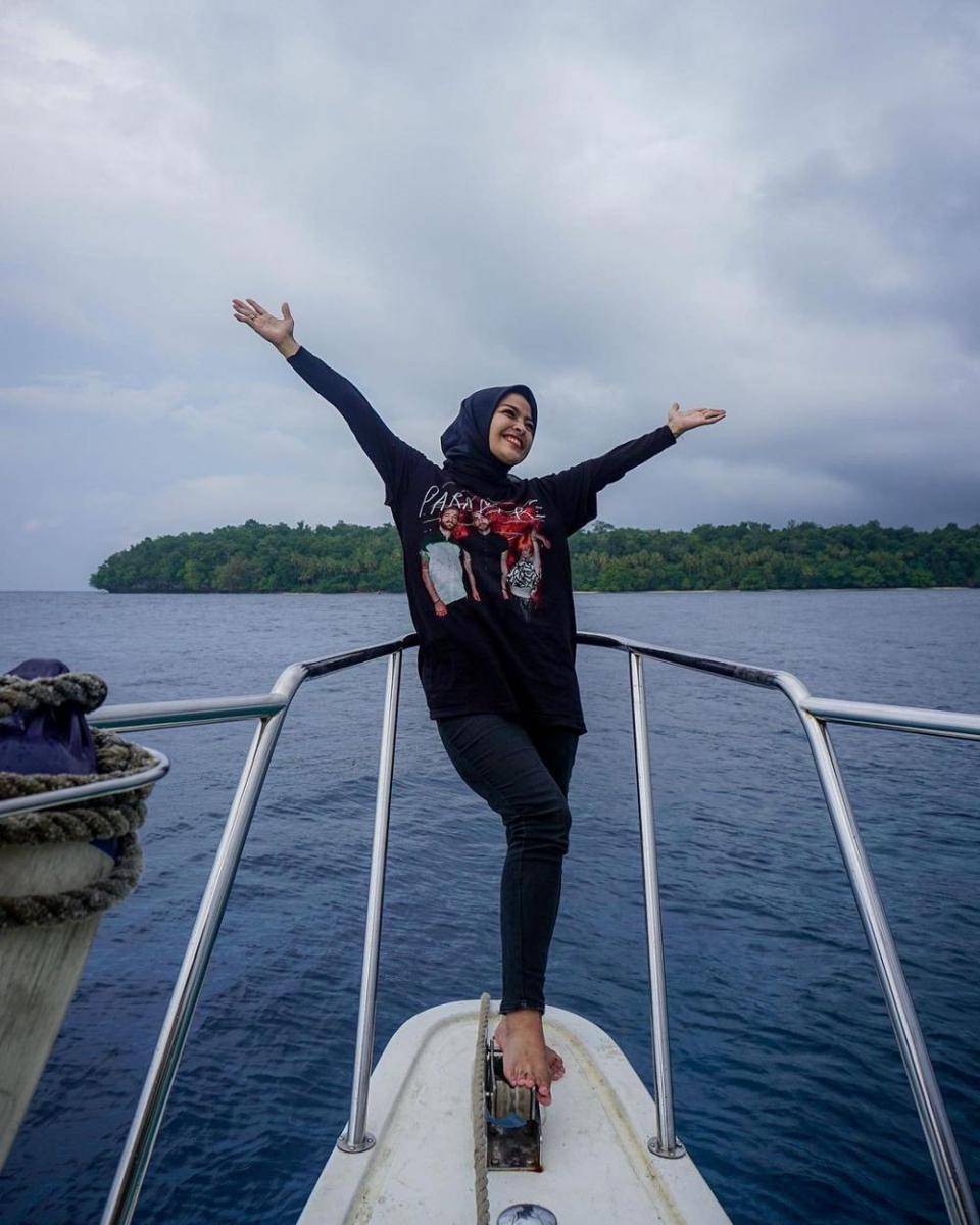 Outfit hitam ala Tantri Kotak (instagram.com/tantrisyalindri)