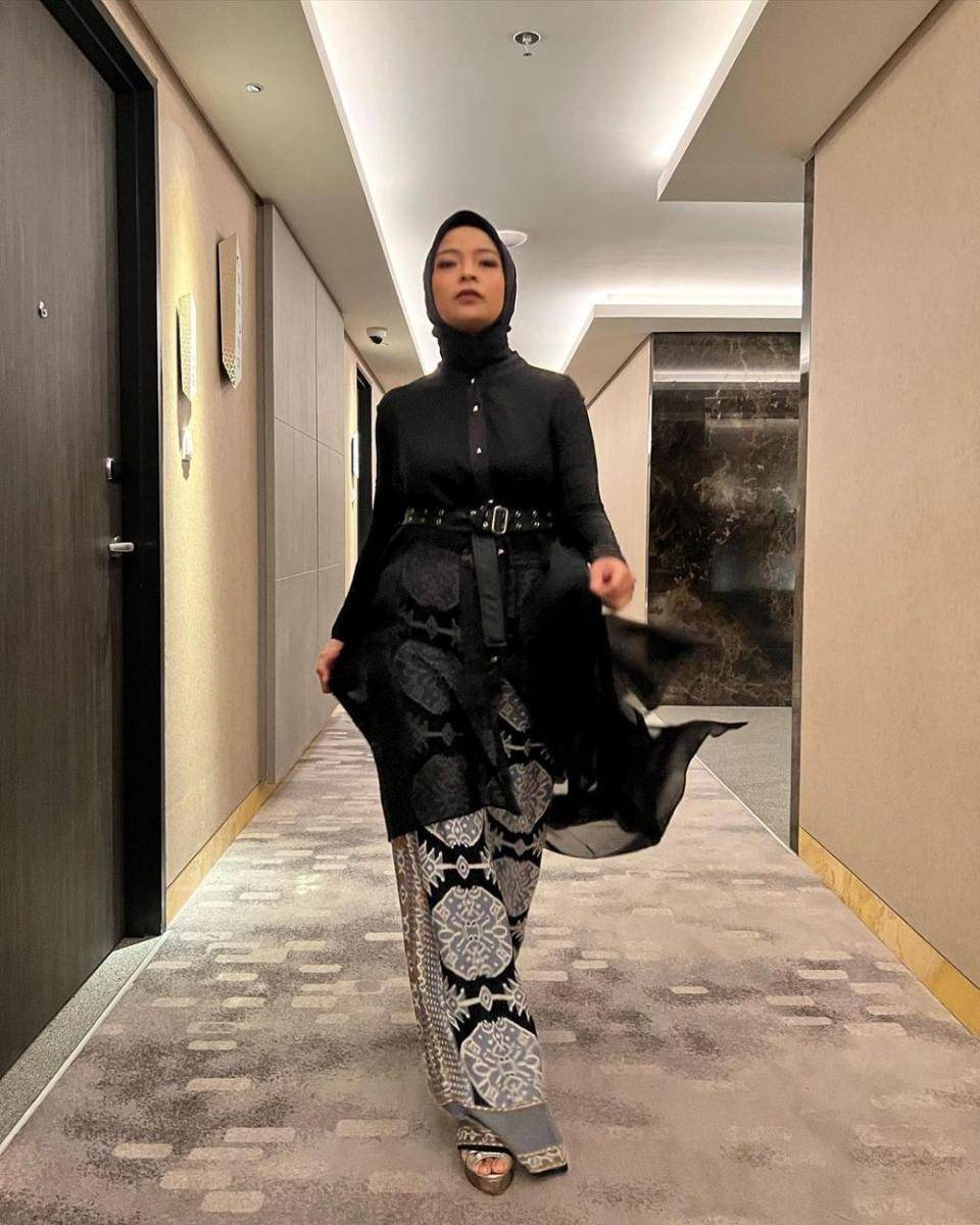 Outfit hitam ala Tantri Kotak (instagram.com/tantrisyalindri)
