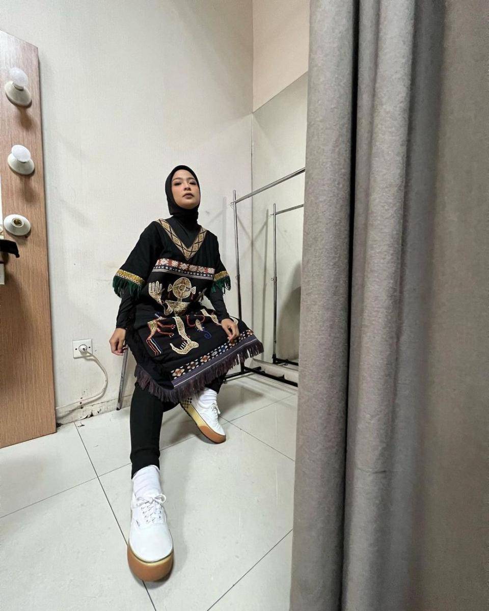 Outfit hitam ala Tantri Kotak (instagram.com/tantrisyalindri)