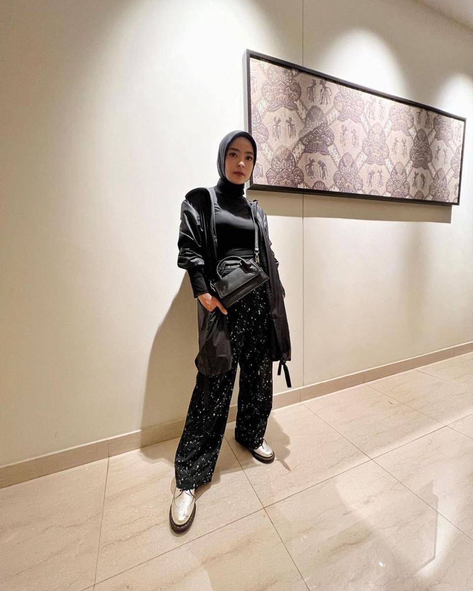 Outfit hitam ala Tantri Kotak (instagram.com/tantrisyalindri)