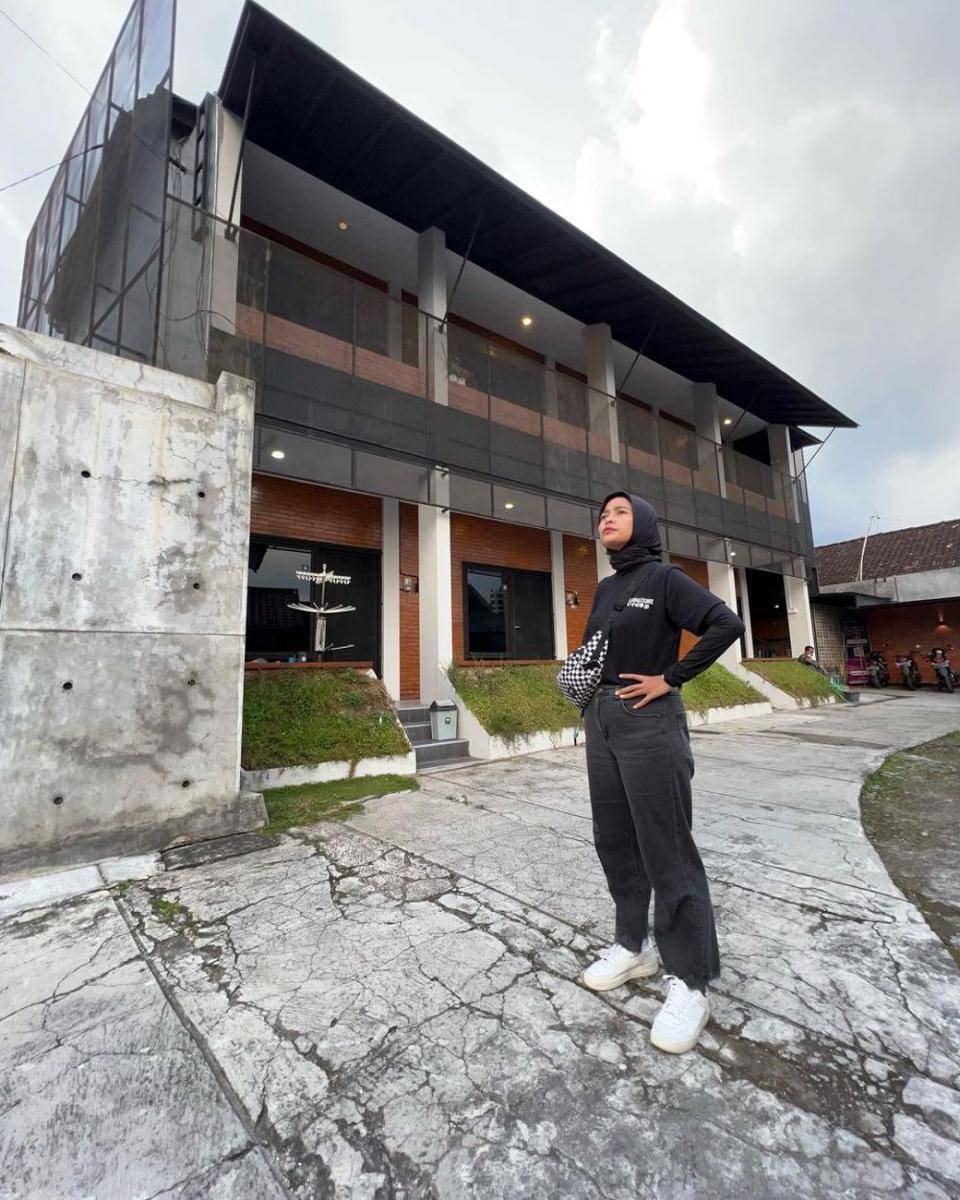 Outfit hitam ala Tantri Kotak (instagram.com/tantrisyalindri)