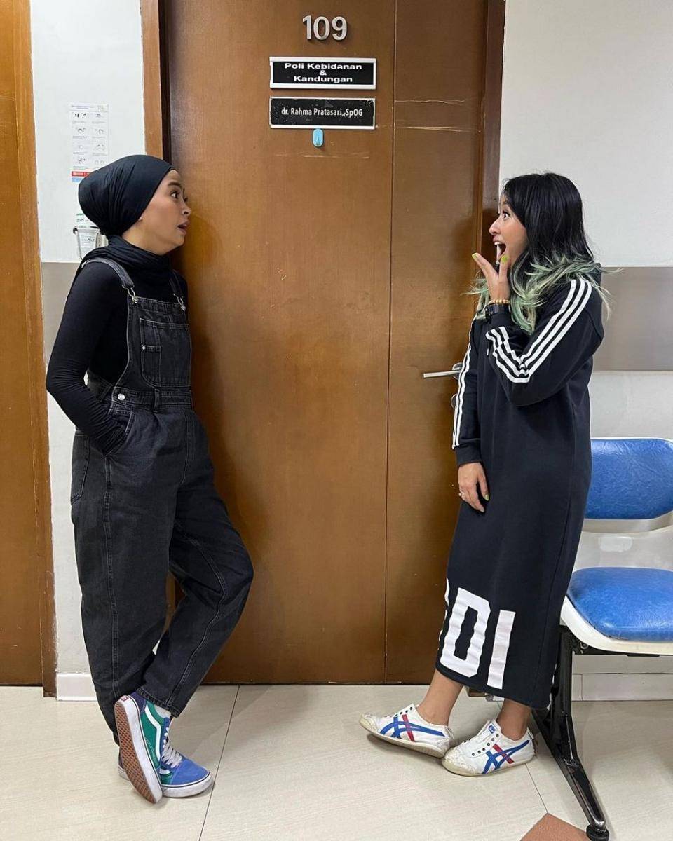 Outfit hitam ala Tantri Kotak (instagram.com/tantrisyalindri)