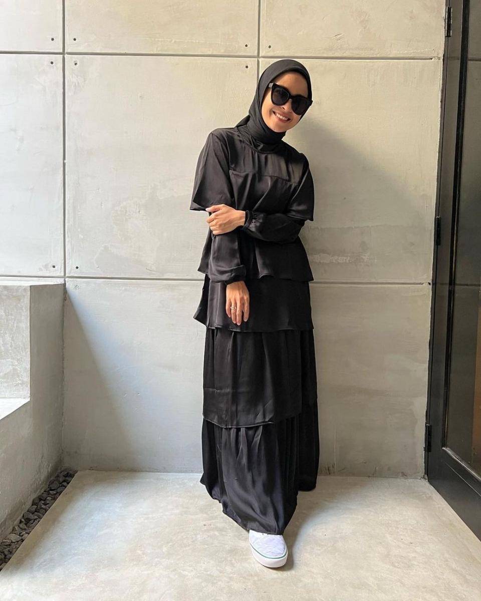 Outfit hitam ala Tantri Kotak (instagram.com/tantrisyalindri)
