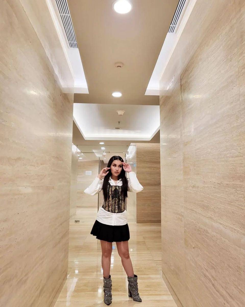 OOTD casual shirt dan short skirt ala Ayu Ting Ting (instagram.com/ayutingting92)