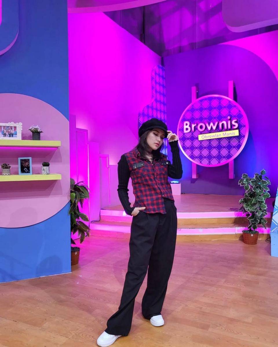 OOTD kemeja kotak-kotak dan celana kulot ala Ayu Ting Ting (instagram.com/ayutingting92)