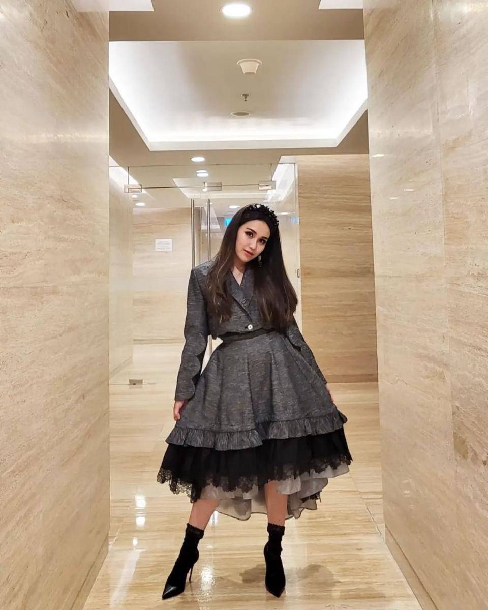 OOTD one set blazer crop dan rok tutu hitam ala Ayu Ting Ting (instagram.com/ayutingting92)