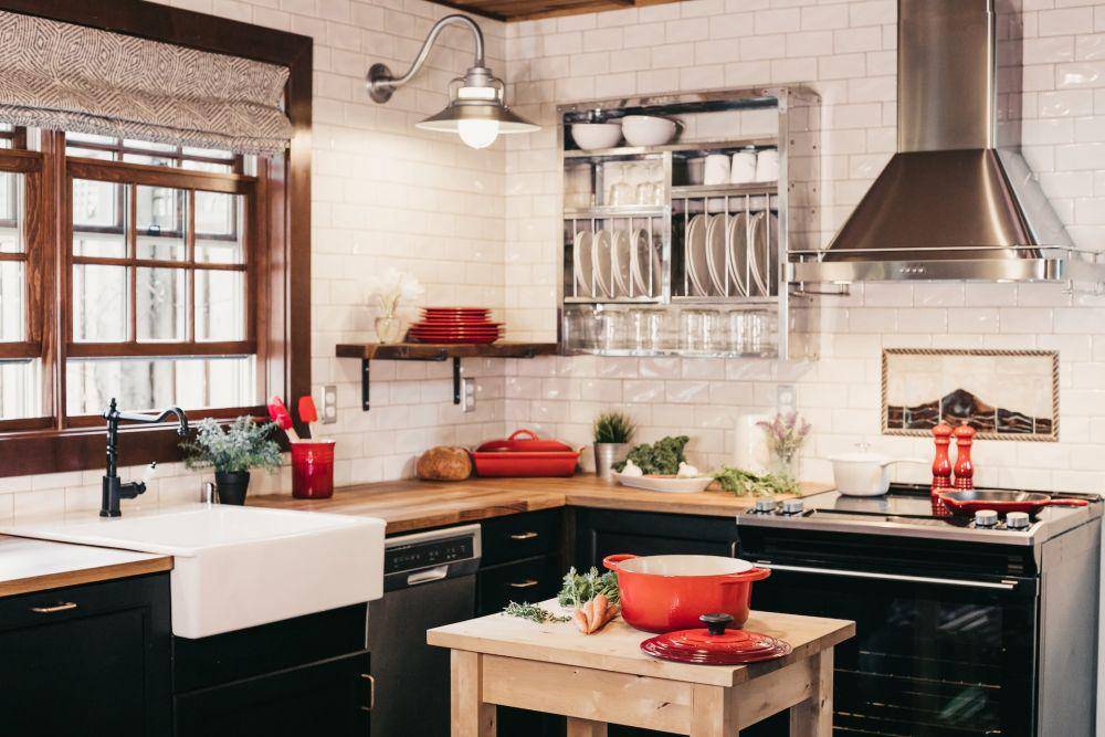 Ilustrasi dapur dengan ventilasi mumpuni. (unsplash.com/Becca Tapert)